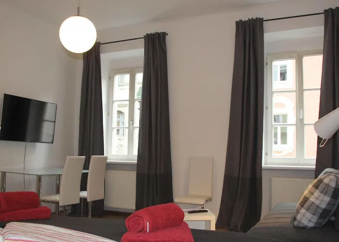 S14 & Ξενοδοχείο *