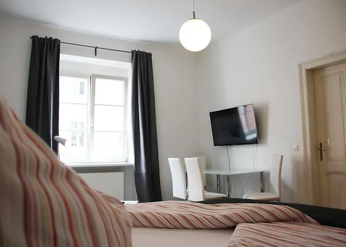 S14 & Ξενοδοχείο *