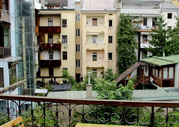 S14 & Ξενοδοχείο *